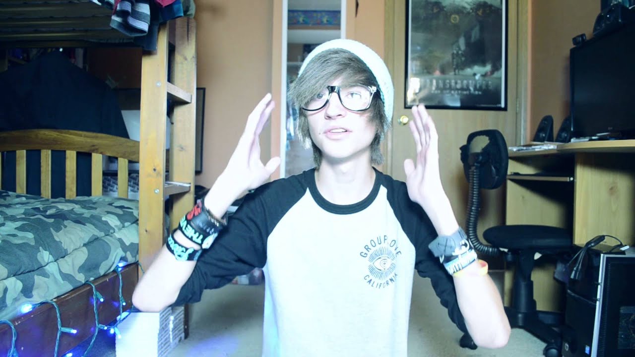 Would I Date a Fan?+GiveAway :)