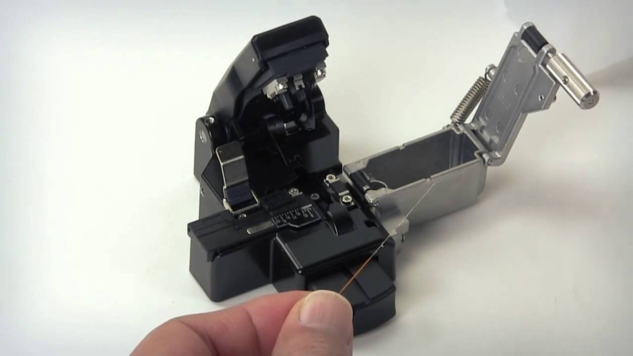 Using the AFL CT-06 Series Fiber Optic Cleaver