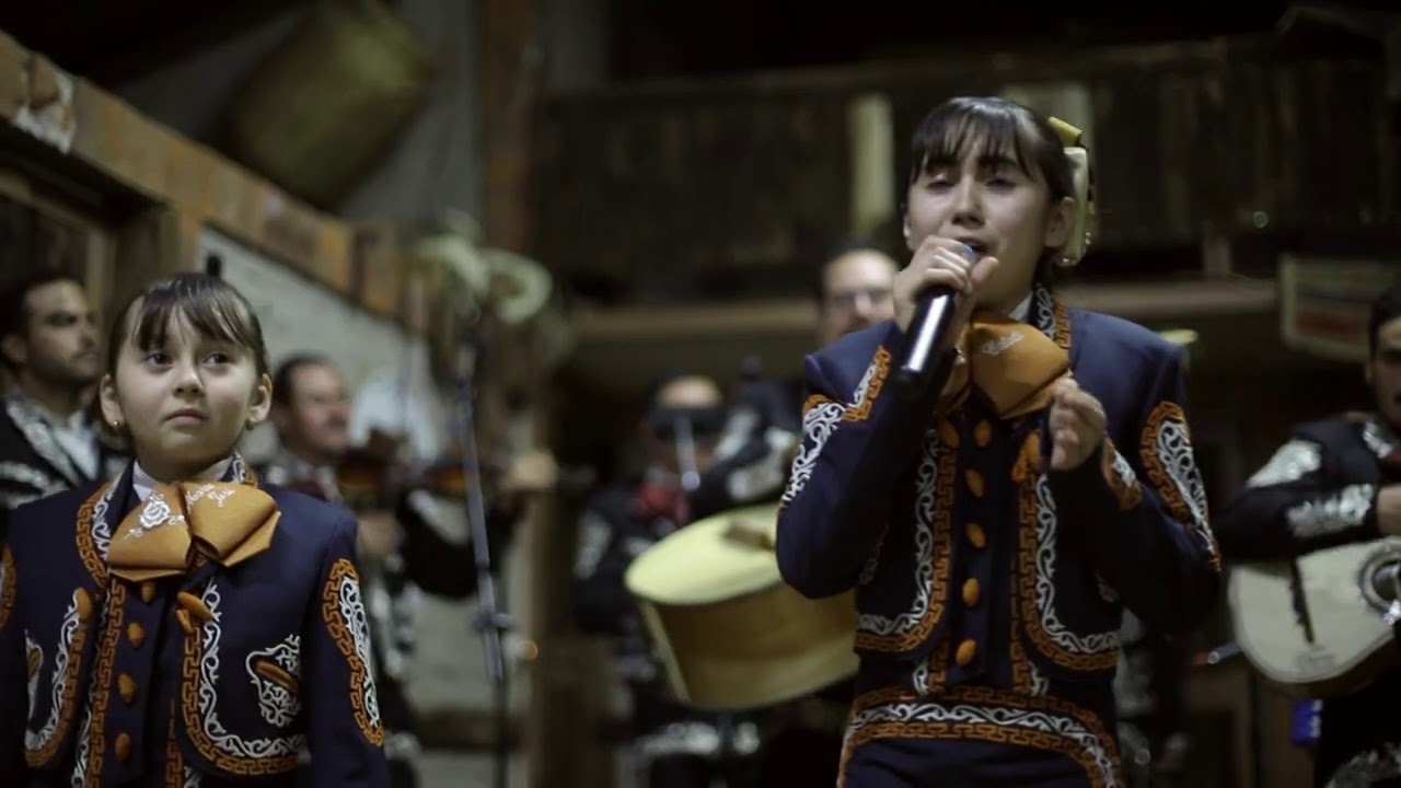 POR UN AMOR .. CITLALI Y MARIA JOSE CON EL MARIACHI LOS PEREZ DE PICACHOS..