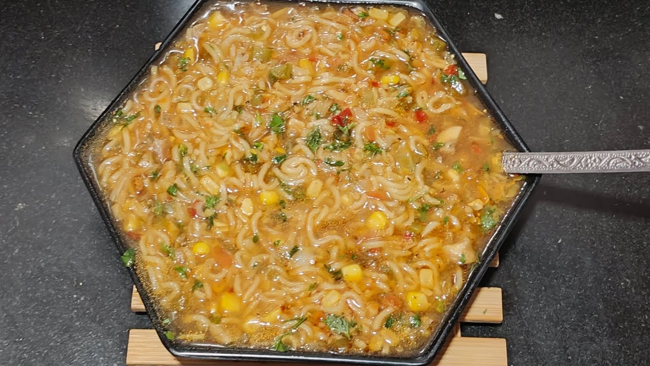 खा के पियो चाहे पी के खाओ 😀# veg soup with Maggie # cooking# Maggi soup#winter special#video..