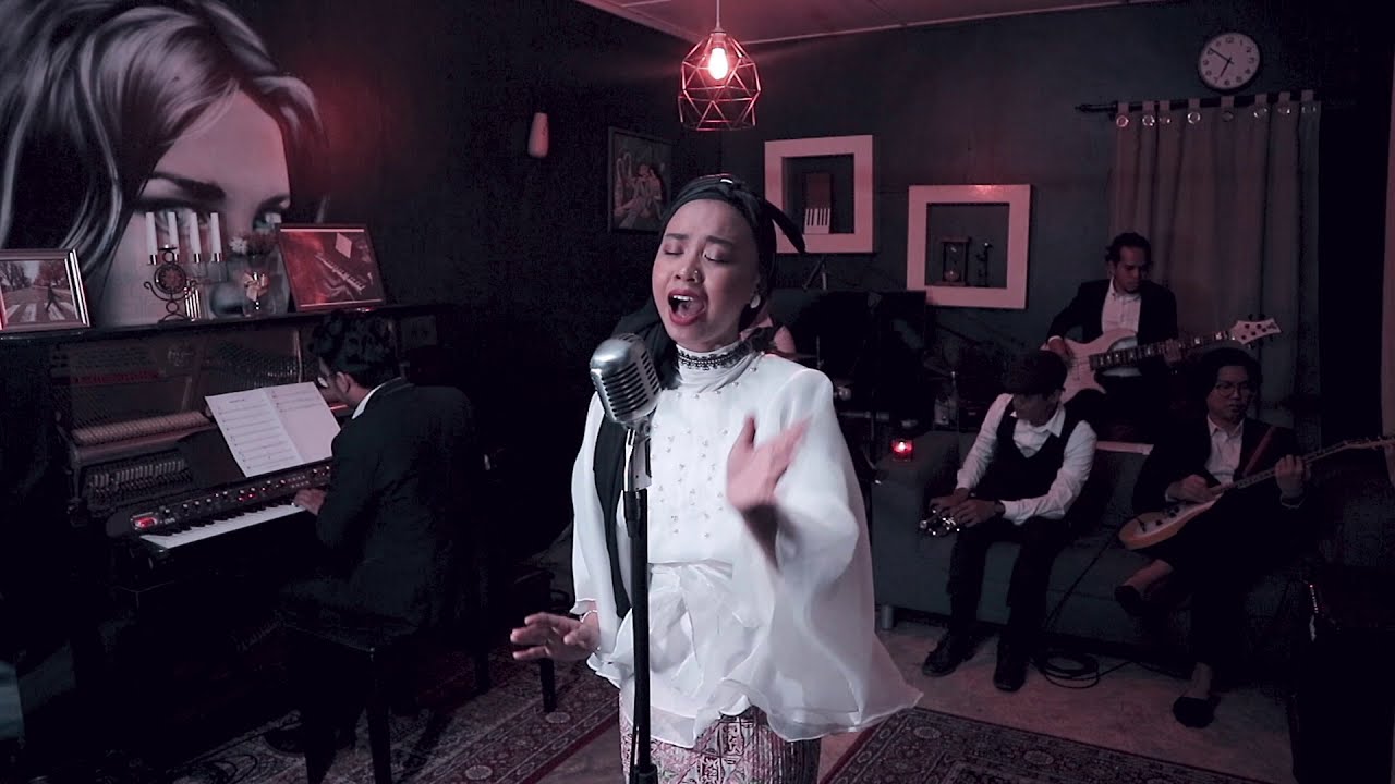 Bulan Di Tutup Awan - New Village Music Lab ft. Che Mariam