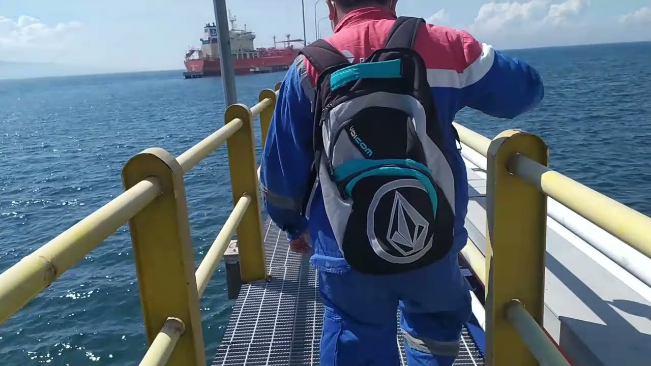 Sebelum Kapal LPG Bongkar Muatan || Seperti Ini Prosesnya Pemasangan Marine loading Arm
