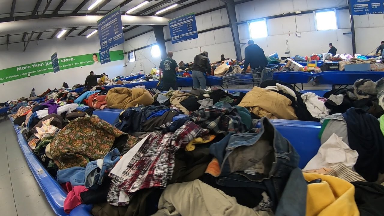Thrifting at the GOODWILL BINS - Outlet Store Pay Per Pound