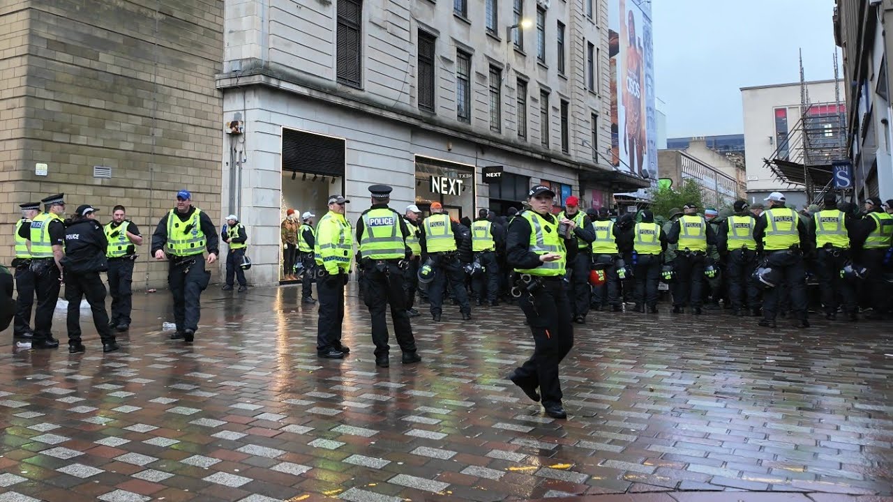 Football Ultras CLASH In Glasgow City Centre Causing CHAOS To Shoppers