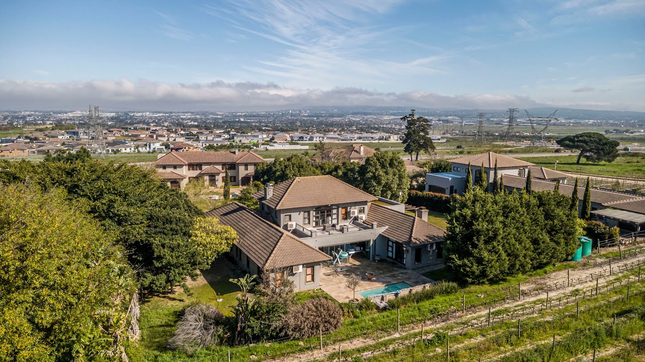 Exquisite Luxury Living in Klein Zevenwacht – 5 Bedroom Estate Surrounded by Vineyards