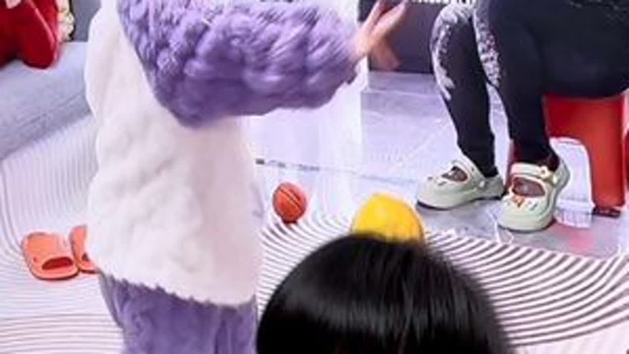 我们都可喜欢她跳舞这个视频，她不让我们看。说害羞？绝对不是，她现实中大社牛#斗智斗勇的日常 #精力旺盛的宝宝 #小机灵鬼 #人小鬼大 #可怕的三岁