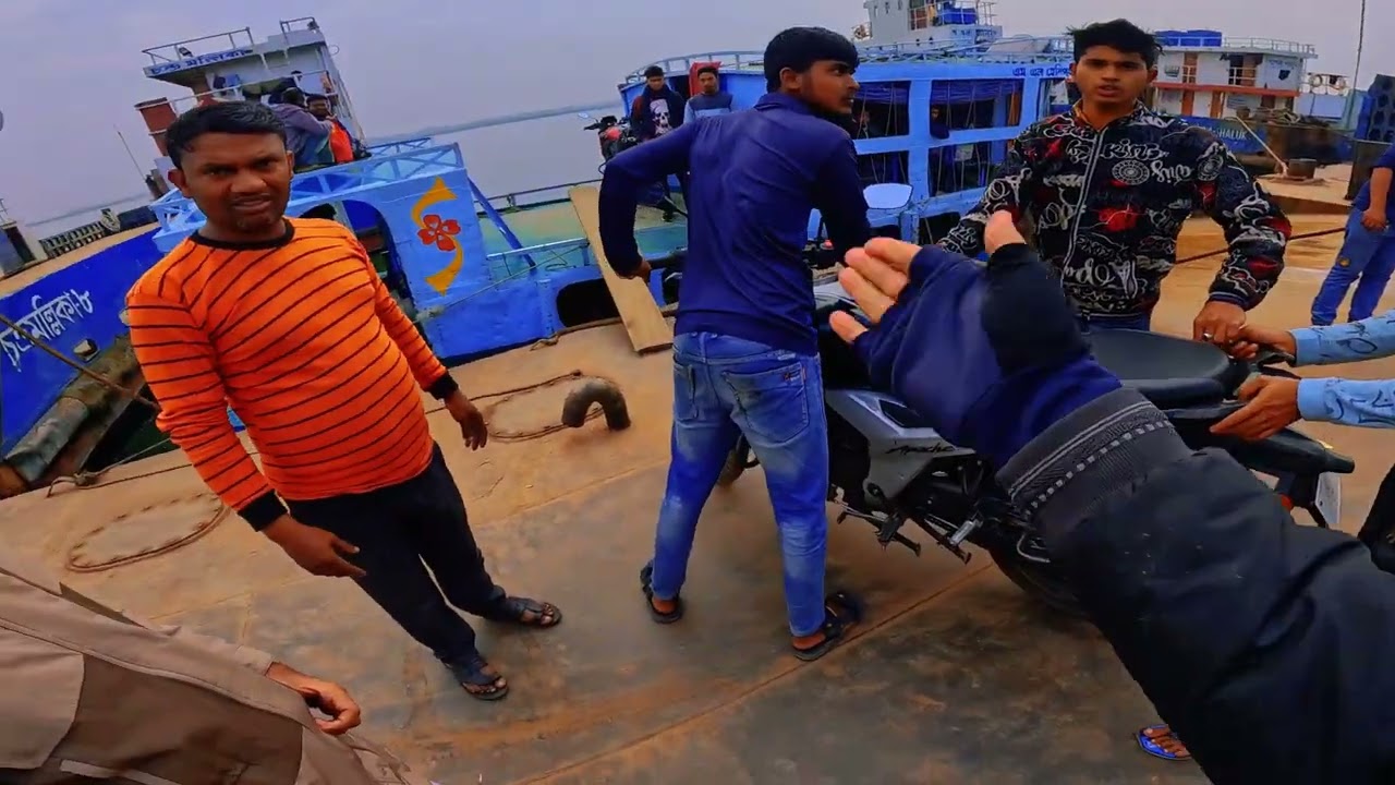 ছোট ট্রলারে যেভাবে বাইক উঠানো হয়। অল্পের জন্য বেঁচে গেল আমার 4v