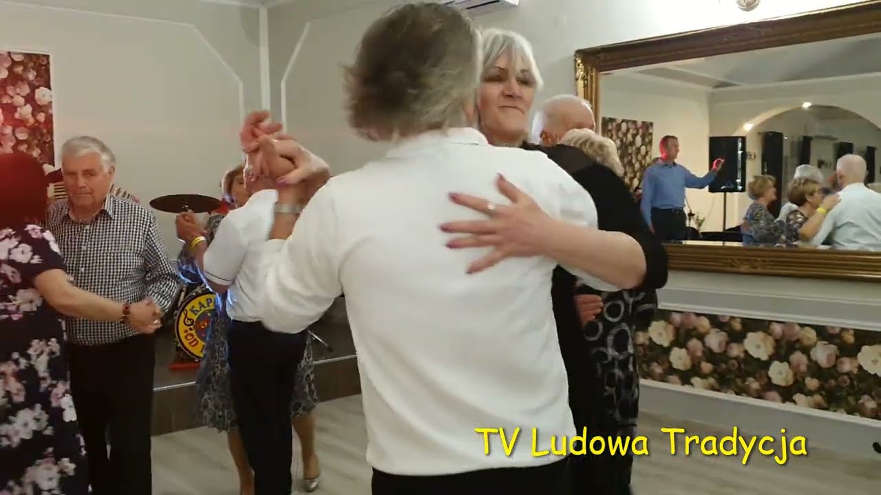 ZNAKOMICI TANCERZE SPOD ŚW.KRZYŻA  na potańcówce w Złotym Dworze