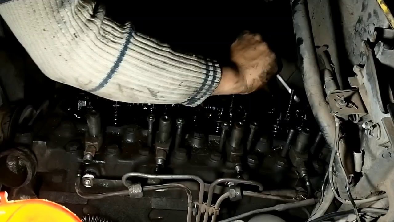 Sacando tapa de Rastrojero motor Indenor