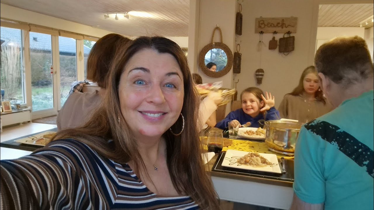 Aftensmad med familien 🥘Leger en leg under maden🤣