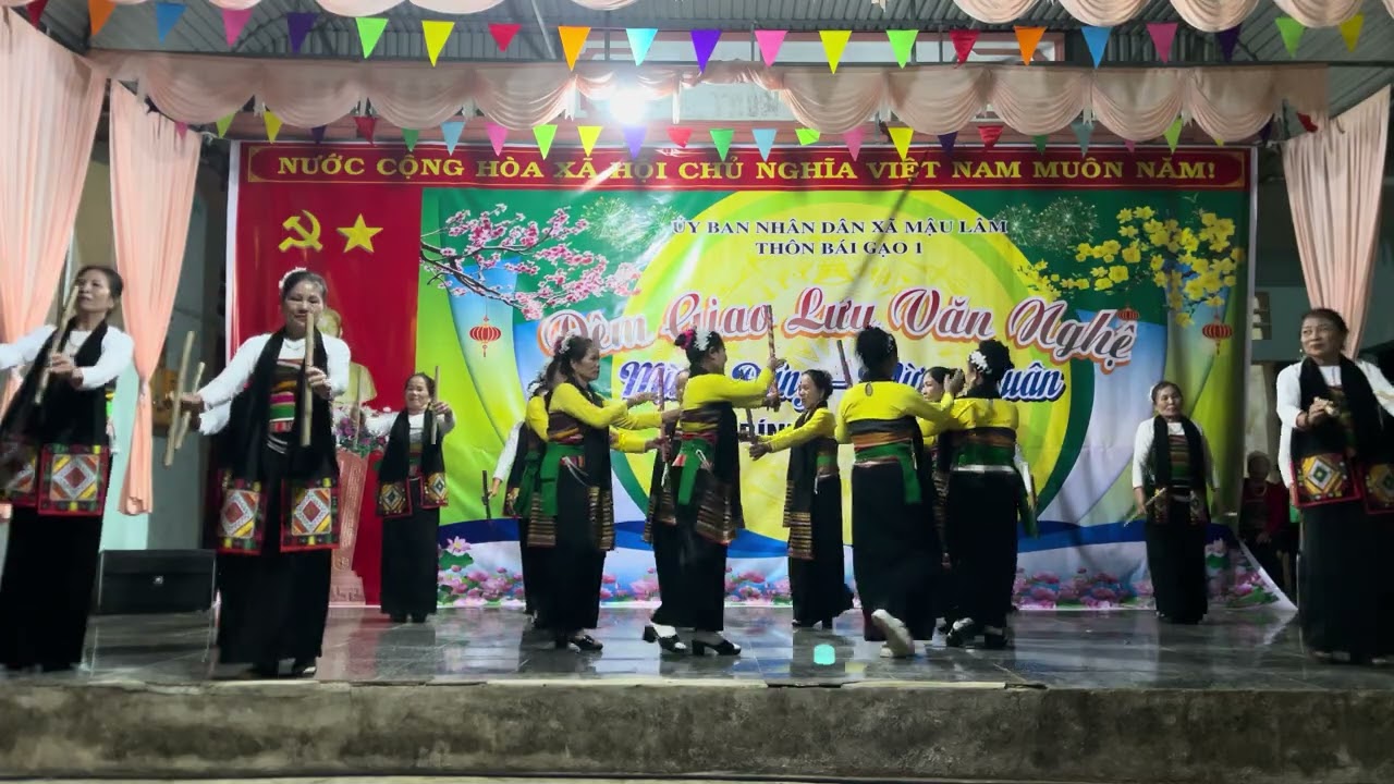 Múa. Tiếng khèn bản làng - tốp múa Hợp Tiến Mậu Lâm.