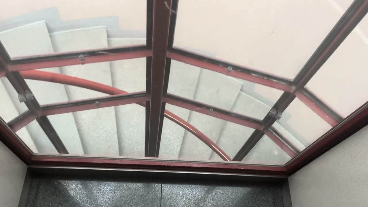 Magnifique ascenseur Schindler situé à l’Avenue du Premier-Mars 4 à Neuchâtel en Suisse 