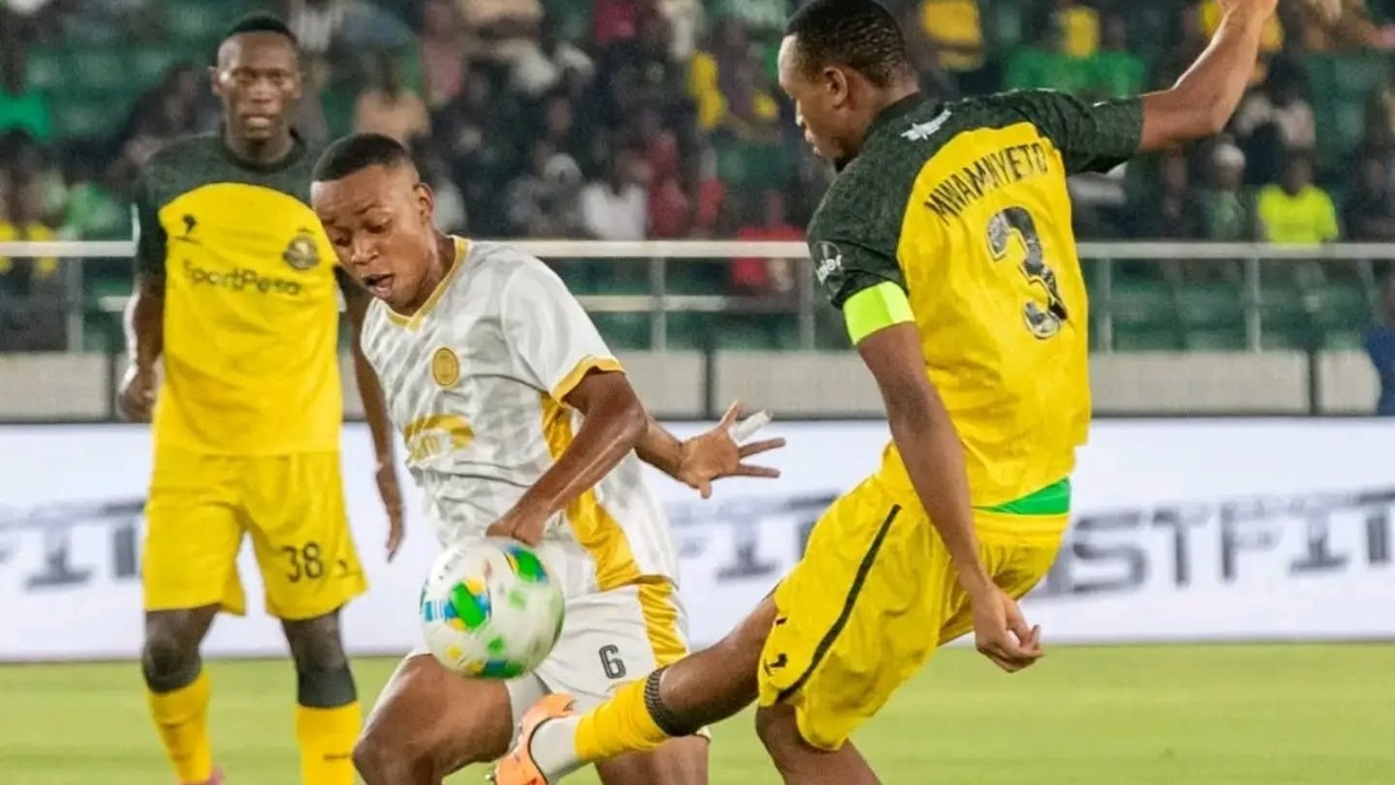 NJE YA DIMBA: PENATI YA YANGA YAMWONDOA MWAMUZI, ALINYUNYIZA DAWA VYUMBANI ADAKWA | 16.03.2026