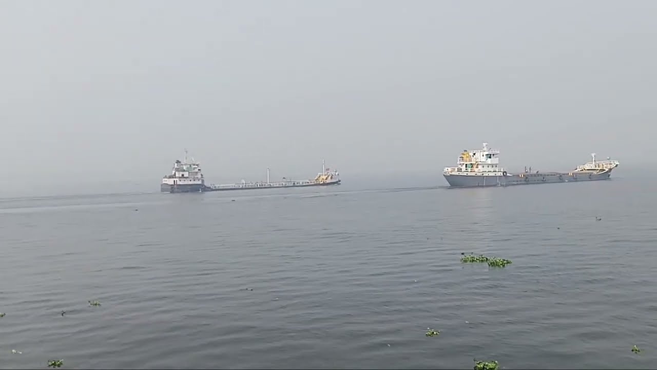 নদীতে ও রাস্তা আছে 