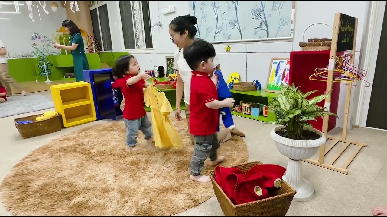 Hoạt động Nhận biết màu xanh- màu đỏ- màu vàng - Lớp nhà trẻ MN 20-10