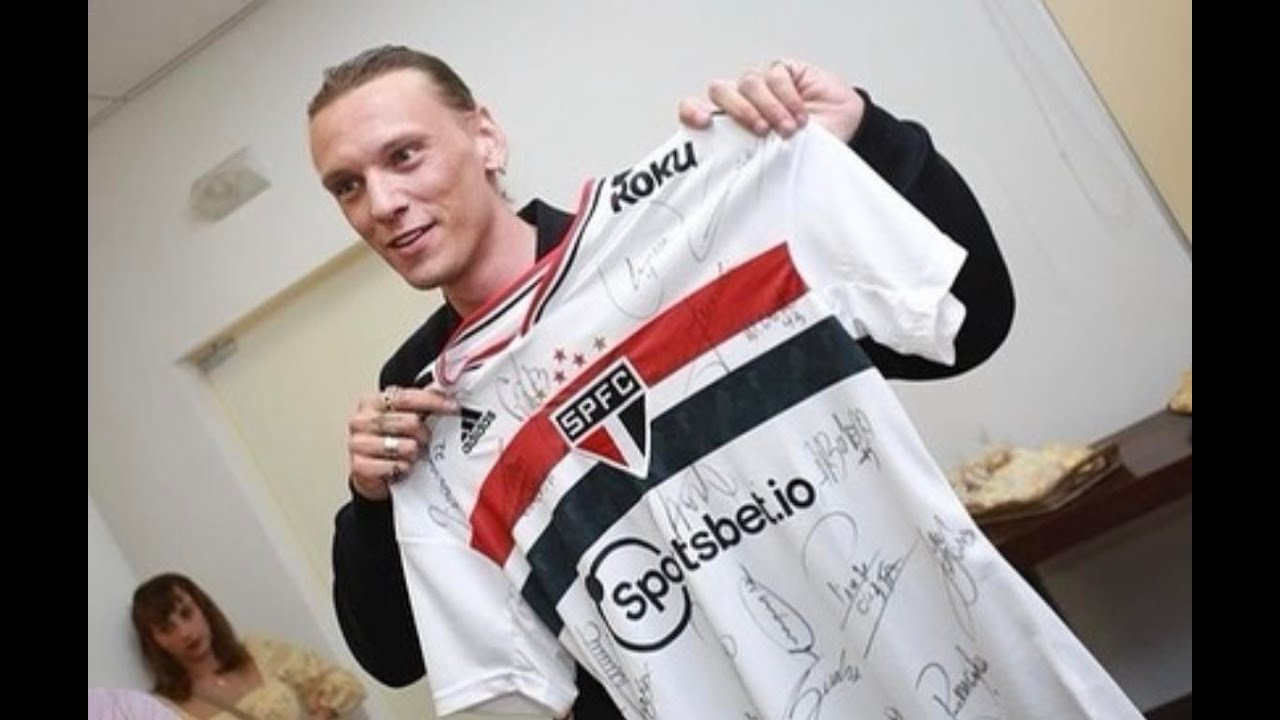 Jamie Campbell Bower in São Paulo, Brazil at the game 2022