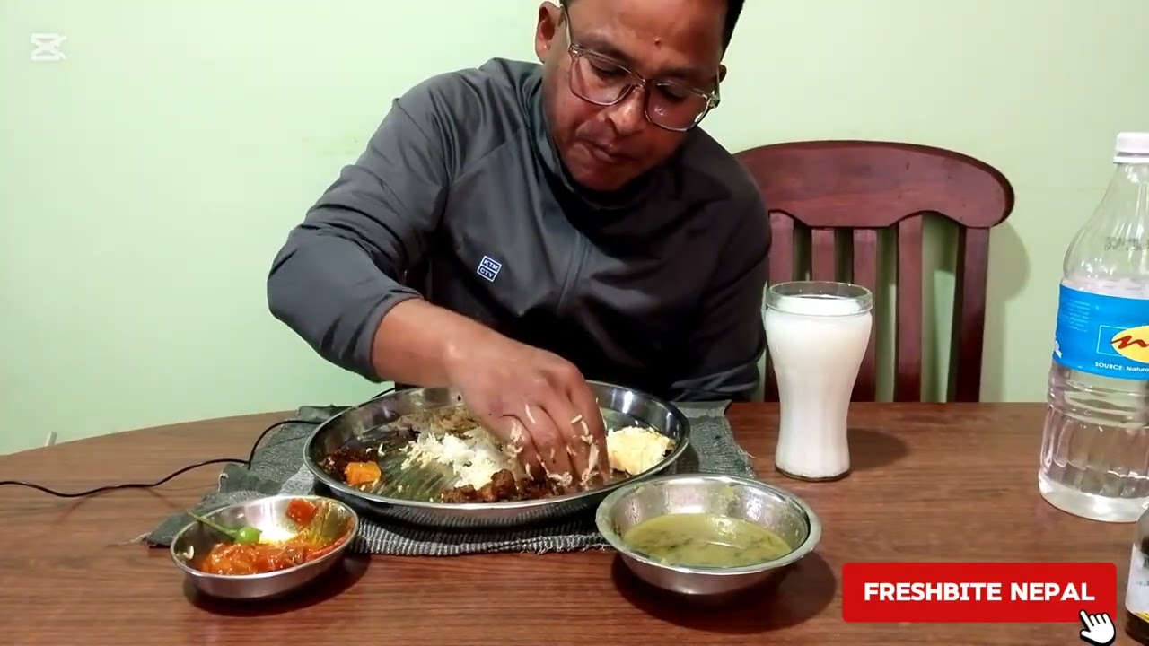 डल्ले च्याउ आलु मटरको तरकारी/ मासको दाल/ टमाटर मुलाको अचार/ तिल र गुन्द्रुकको छोप & rice eating show