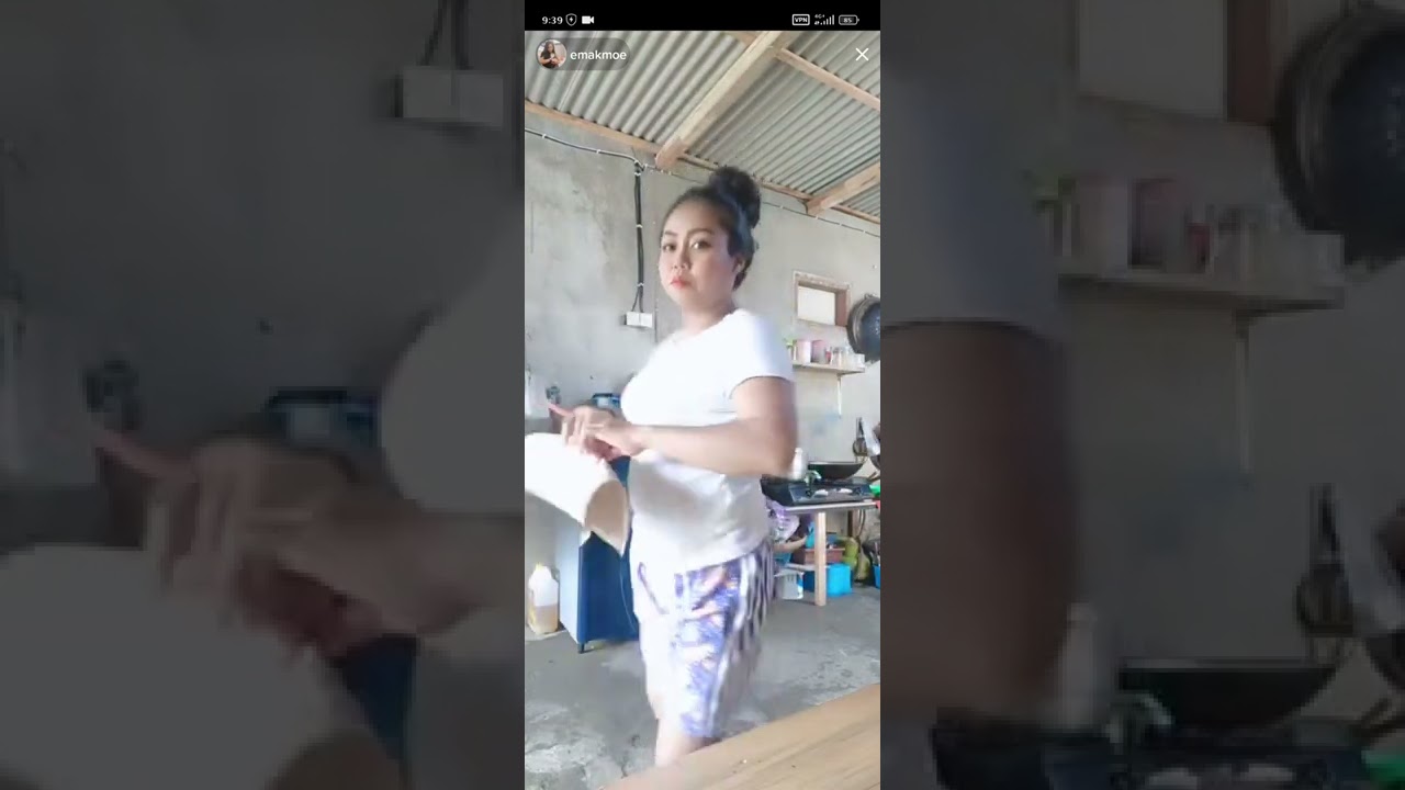 rambut panjang sedang masak apa????