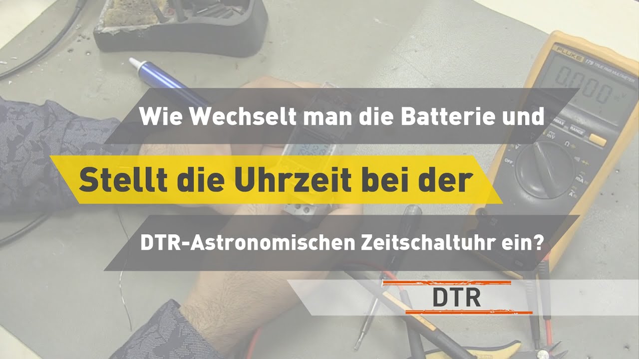 Wie Wechselt man die Batterie und Stellt die Uhrzeit bei der DTR-Astronomischen Zeitschaltuhr ein?