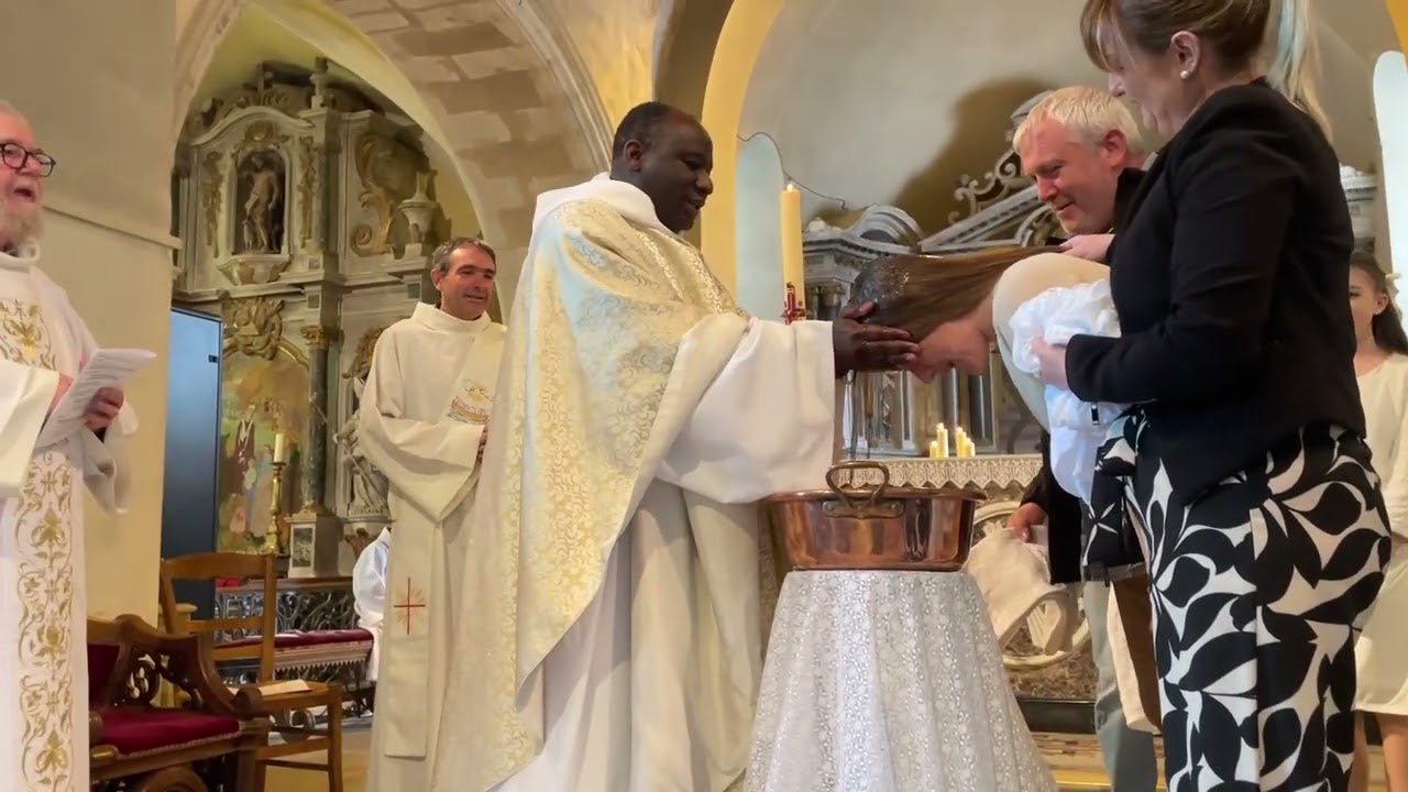 Baptême d'Enora et de Mélyne à l'église d'Argentré