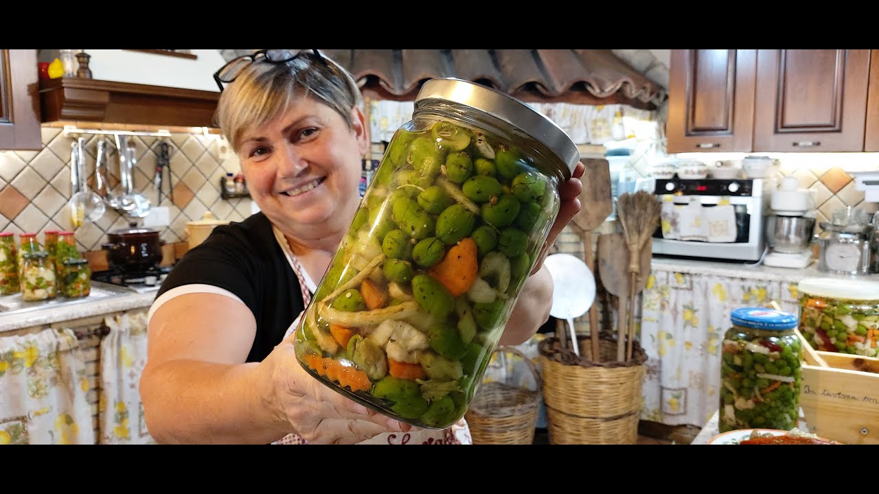Olive verdi schiacciate in salamoia con la giardiniera senza Soda 2023@intavernaconlucia