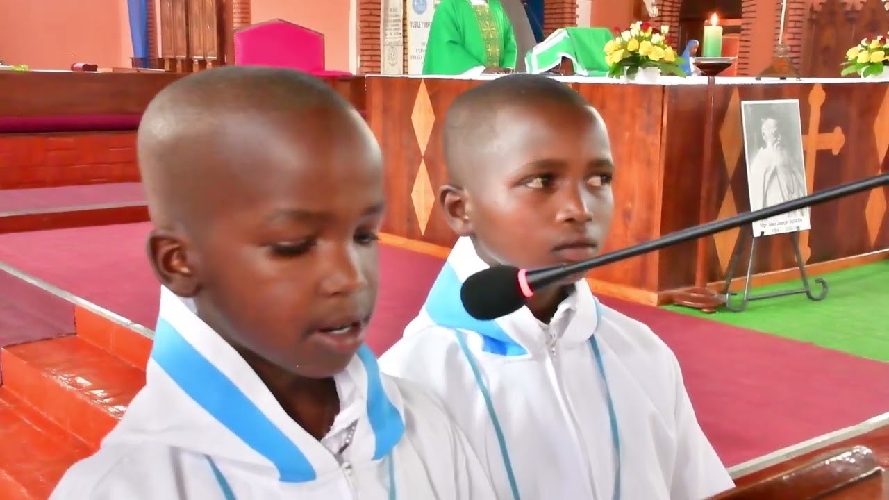 PUERI CANTORESI KABGAYI  ABANA BABARIRIMBYI BATI DOMINIKO SAVIYO MUTAGATIFYU UDUSABIRE