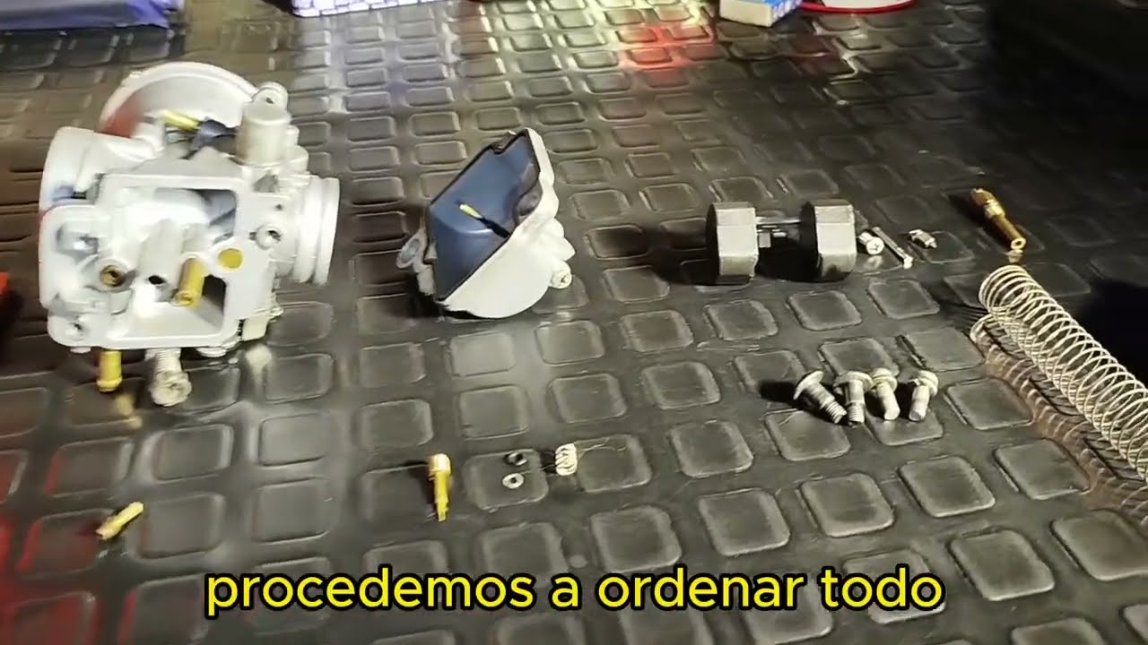 mantenimiento o sincronización de carburador de moto Suzuki GS 125