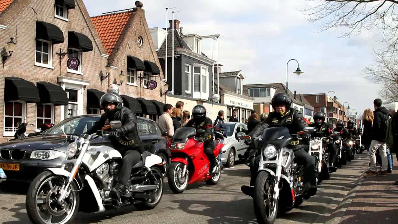 Leden van Satudarah escorteren uitvaart Reinder van Leeningen