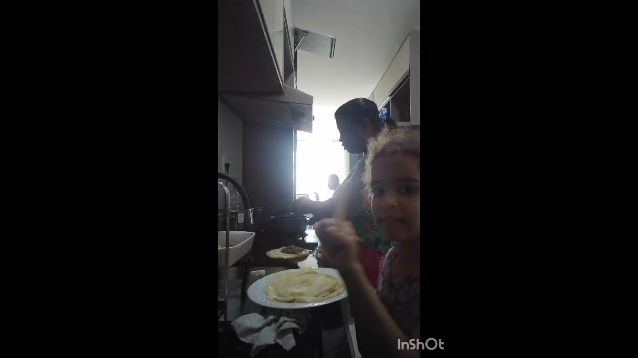 Ana Lara e tia Lu...na cozinha 3