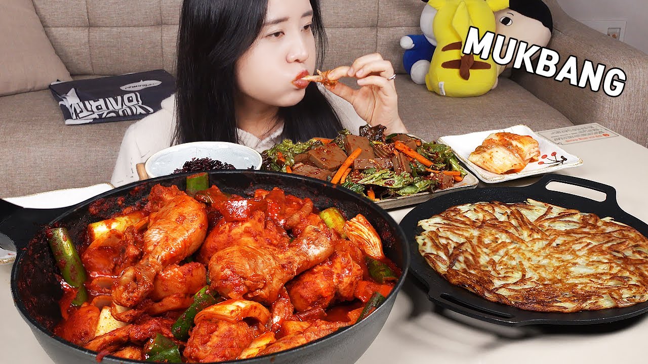 приготовление MUKBANG :) острая тушеная курица, жареный рис с сыром моцарелла, десерт клубника.