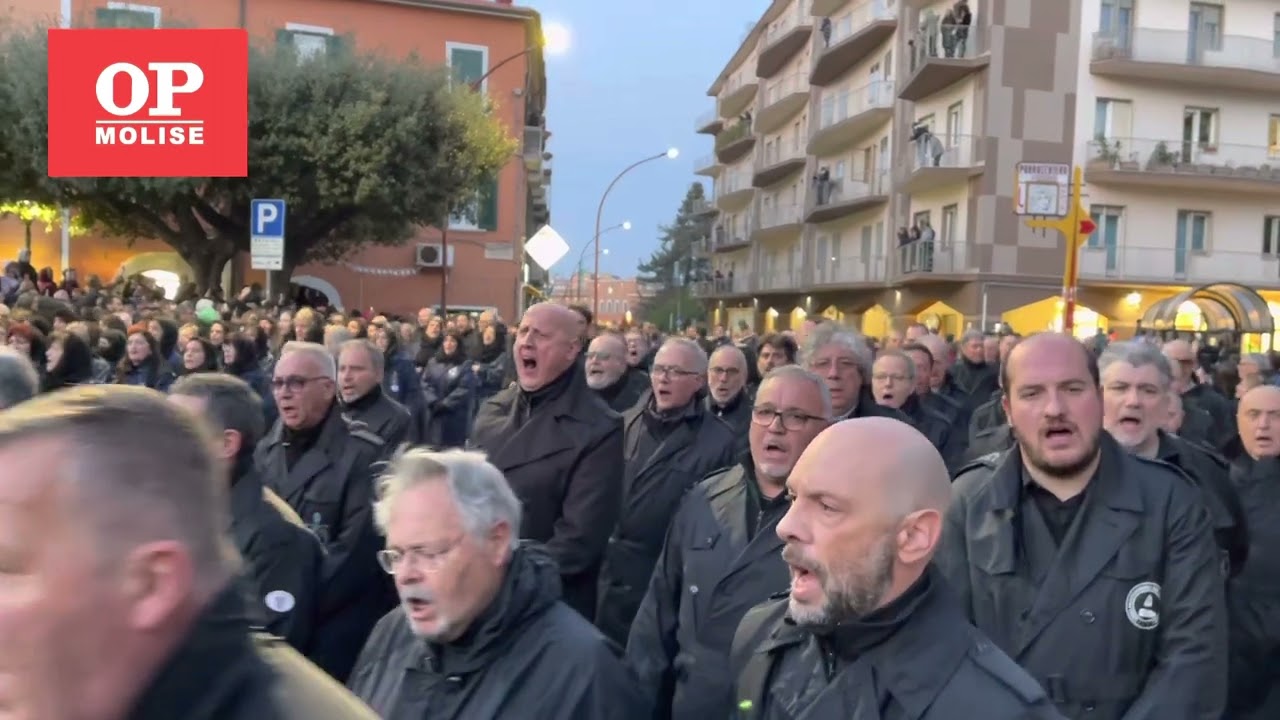 Campobasso: Processione Venerdì Santo, arrivo al Carcere, coro.