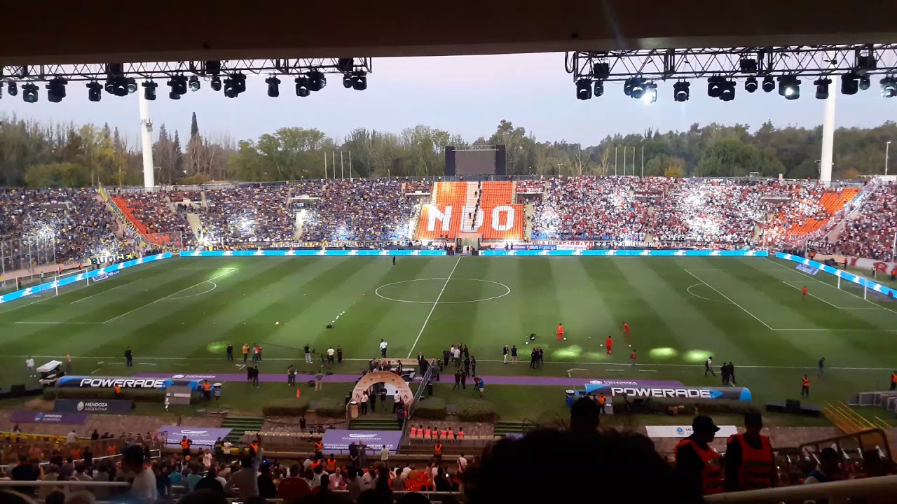 Impresionante duelo de hinchadas en la previa de River-Boca en Mendoza!