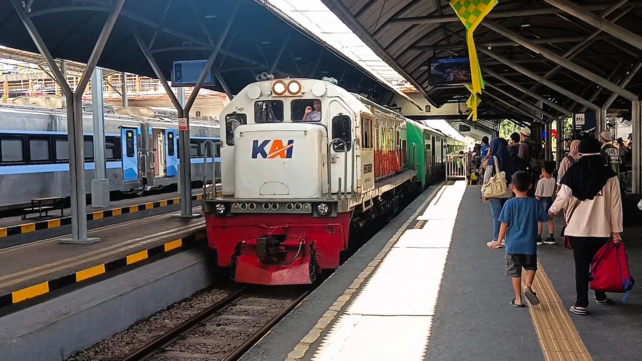 KEDATANGAN DAN KEBERANGKATAN KERETA API DI STASIUN SURABAYA GUBENG