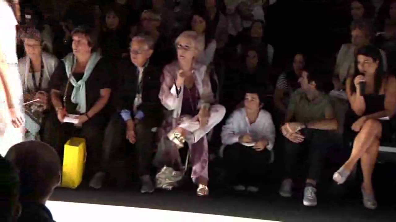 Geppi Cucciari e le modelle di Antonio Marras