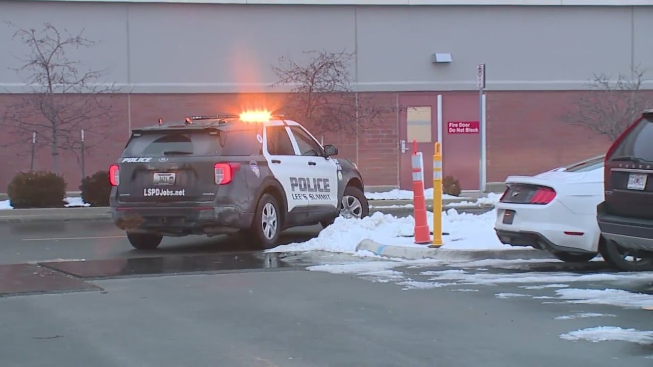 Lee's Summit man carjacked at gunpoint in busy shopping center