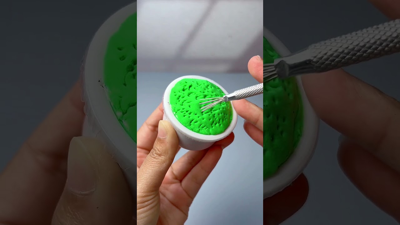 Make a beautiful little flower with clay in 30 seconds#clay #crafts #diy