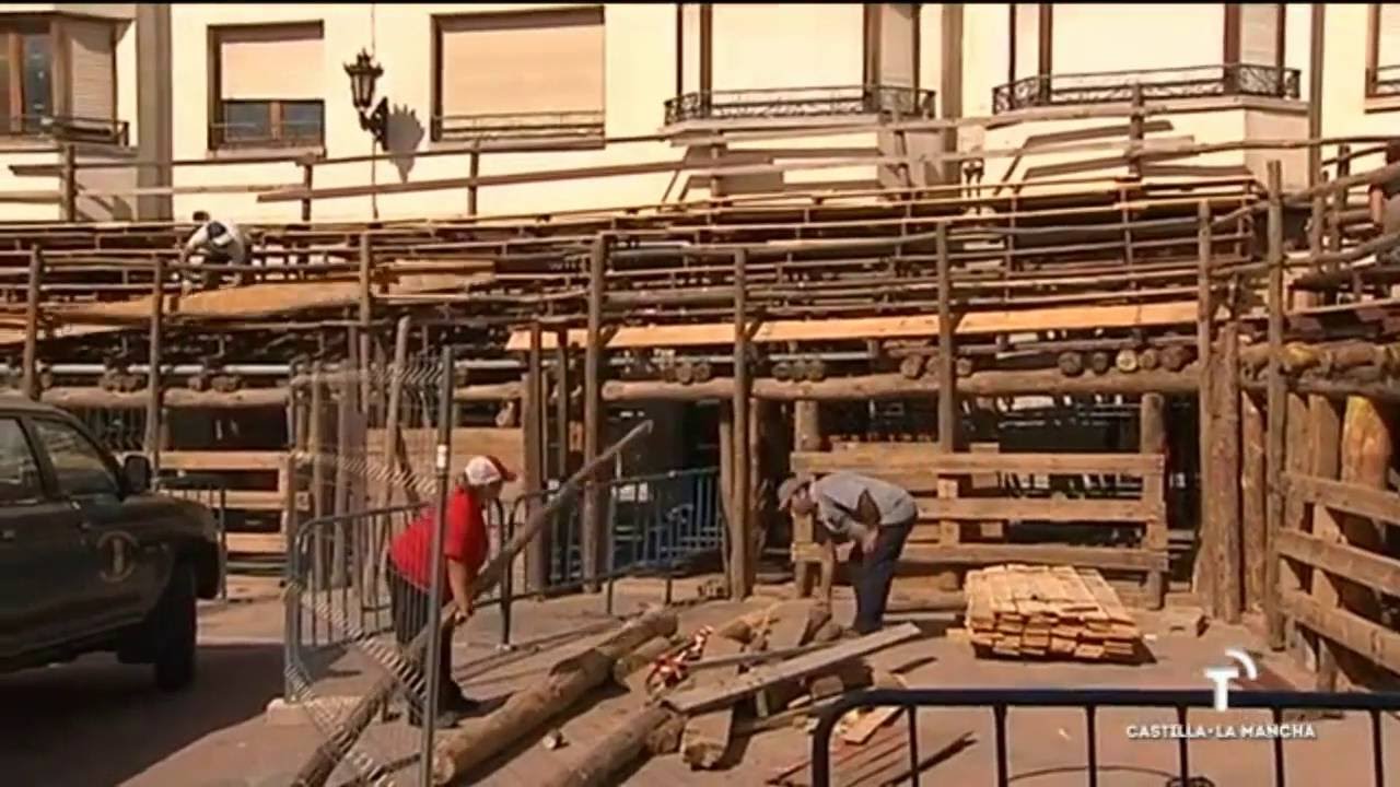 En El Real de San Vicente construyen su propia plaza de toros.
