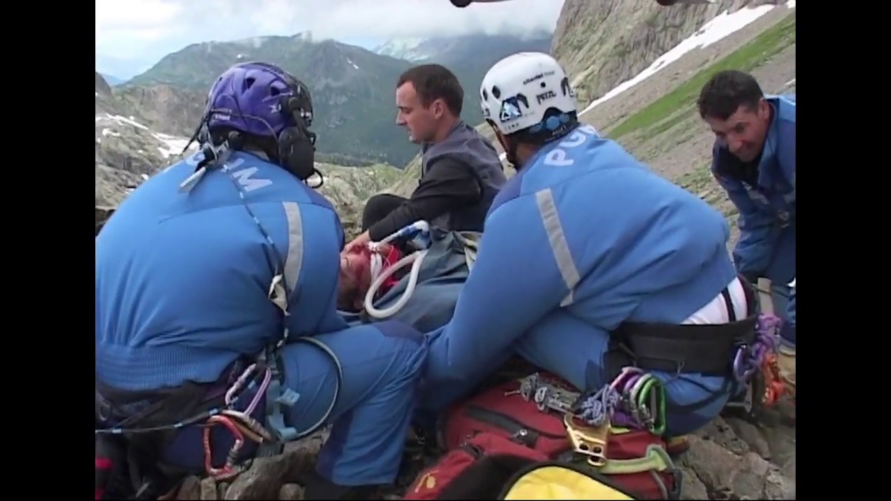 Sauvetage à haut risque en montagne - Images absolument incroyables !