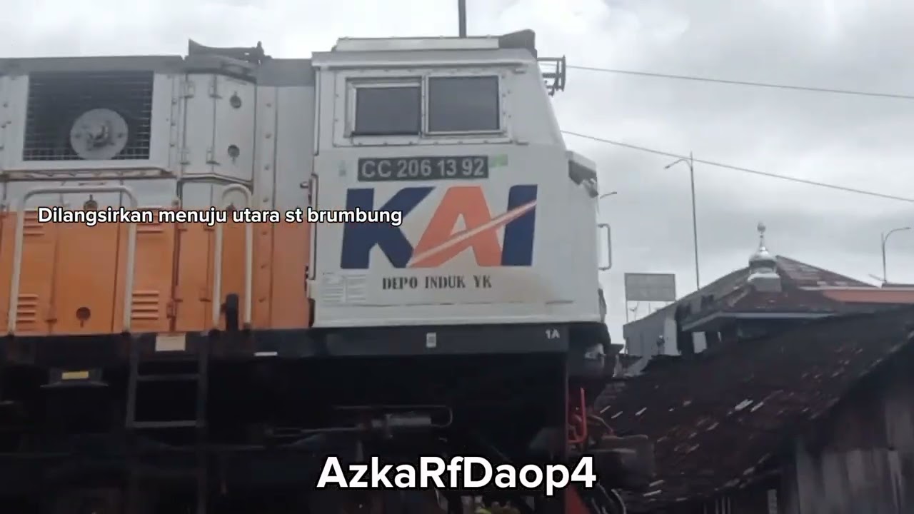 LANGSIRAN LOKOMOTIF CC2061392 BERSAMA PETIKEMAS