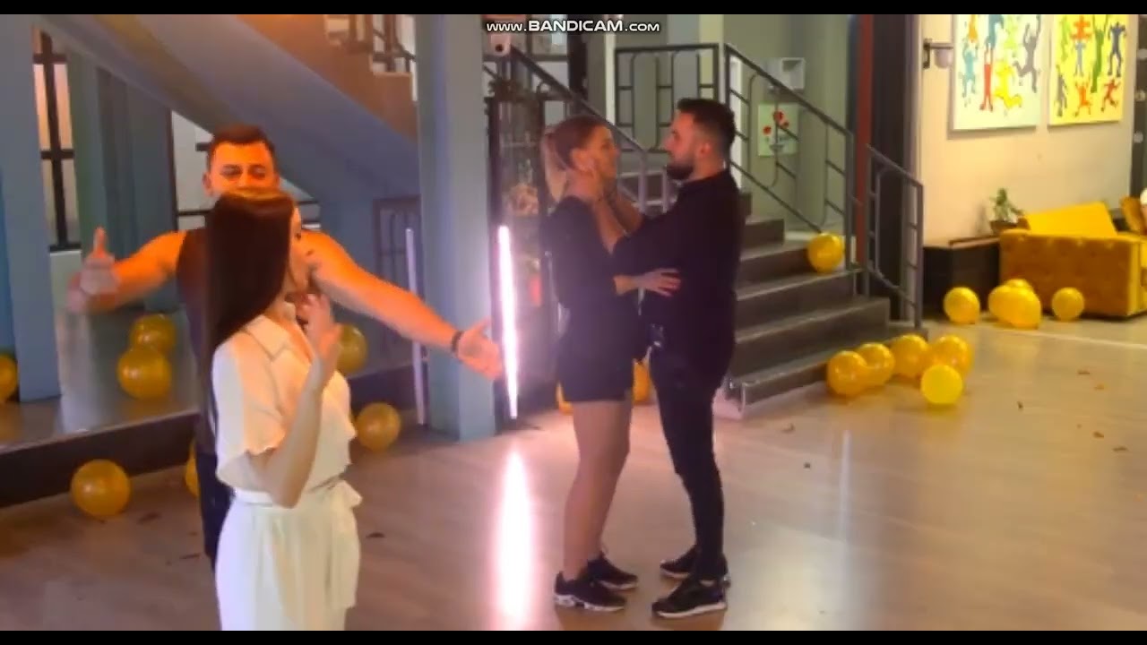 Andrei si Yana se distreaza impreuna la party
