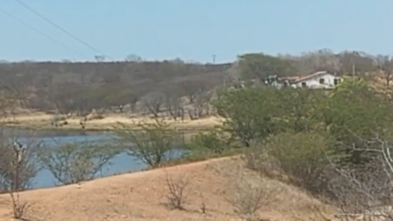 FAZENDA TRISTE ABANDONADA ACUDE TEM MUITA AGUA 
