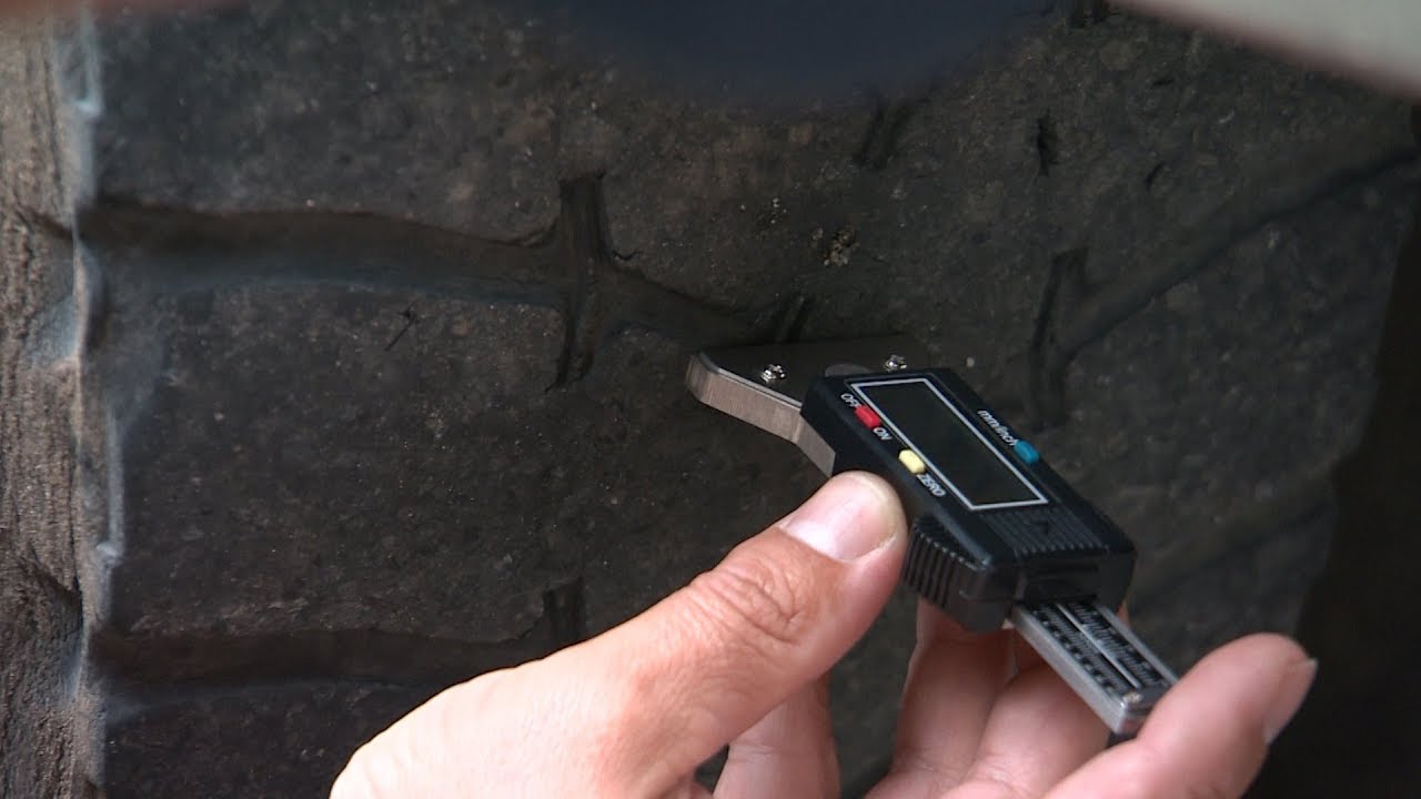 Melnā gumija ceļmalās: kāpēc regulāri sprāgst kravas automašīnu riepas?