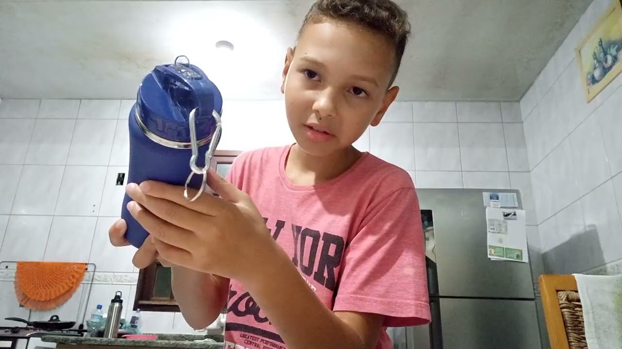 Mostrando o meu material  escolar 