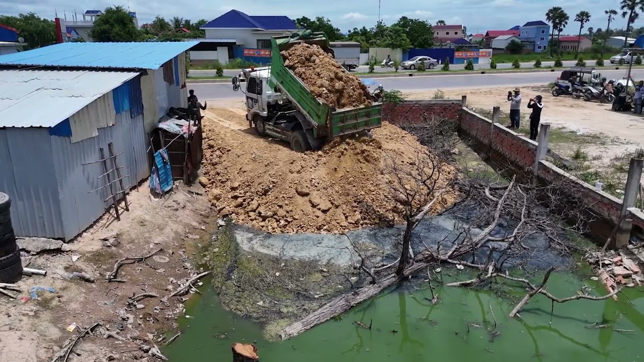 Wonderful show! Processing By Skill DOZER KOMATSU D20P Pushing With​ Trucks Unloading