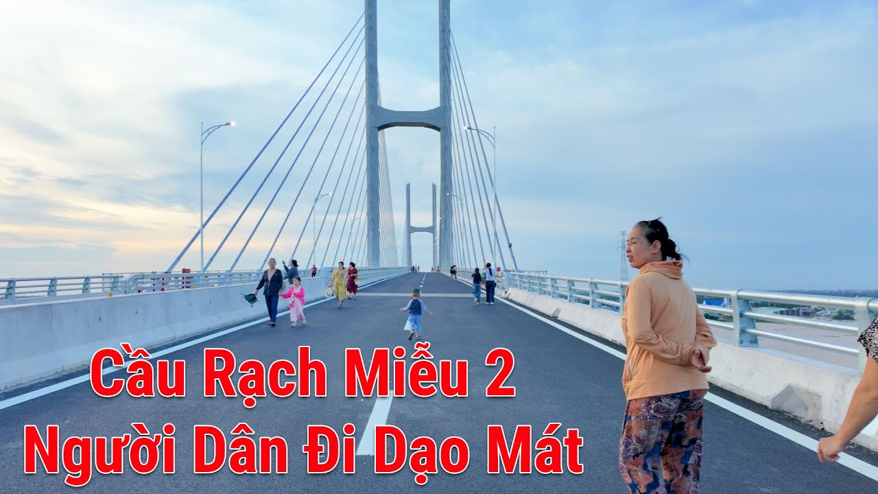 Đông đúc người dân dạo mát tham quan cầu Rạch Miễu 2 trước ngày thông xe