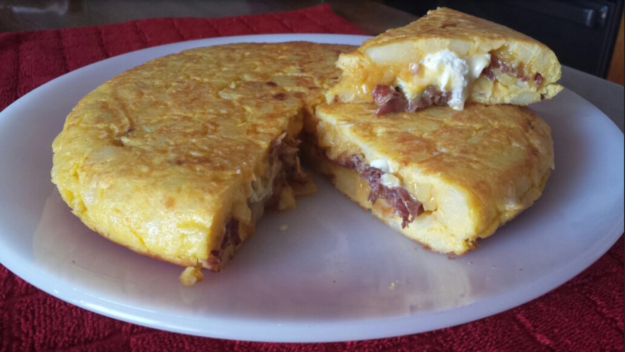 Tortilla de patata rellena de cecina y queso de cabra | RECETA AMC