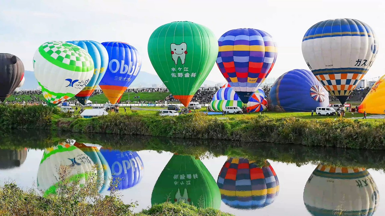 佐賀バルーンフェスタ第一日目、朝焼けの空にバルーンが一斉離陸。All the balloons take off on the first day of the Saga Balloon Fiesta