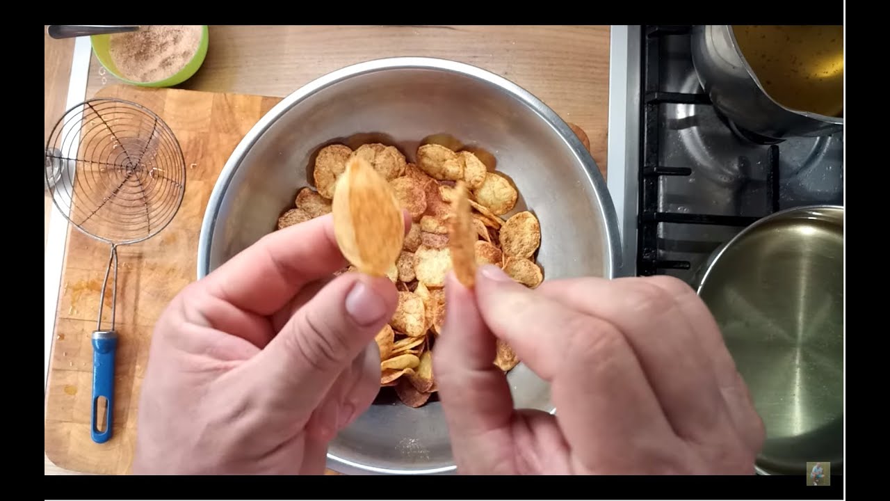 Házi krumpli fűszersó, burgonya chips és párnaburgonyát is akartam de újkrumpliból nem sikerült :-(