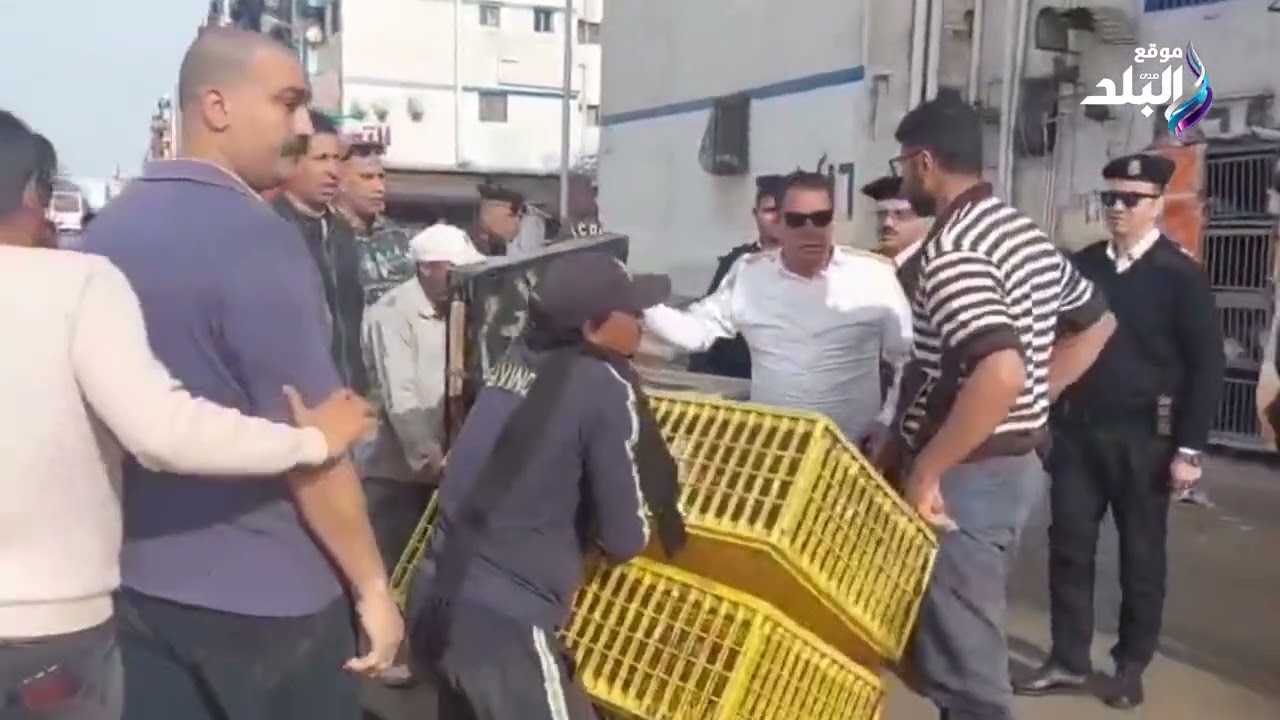 المرة الجاية هصادر كل حاجه   رئيس ضواحي بورسعيد يوجه الإنذار الأخير لأصحاب الفروشات