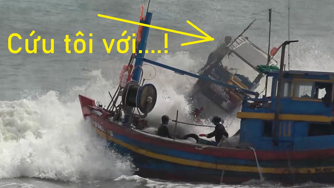 Tài công may mắn thoát nạn khi chiếc ghe bị sóng đánh hất tung/ bão số 15